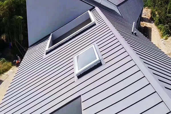 Aplicación de láminas para techos de aluminio corrugado prepintado.